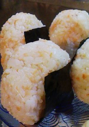 簡単で綺麗なの！鮭フレークおにぎり-レシピのメイン写真