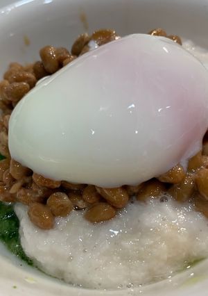 介護食にも☆きゅうりと納豆とろろ温玉のせ-レシピのメイン写真