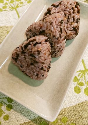 ひじき佃煮の雑穀米お結び-レシピのメイン写真