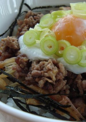 さっぱり梅の肉味噌丼-レシピのメイン写真