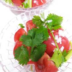A picture of 美味すぎるパクチーとトマトのサラダ.
