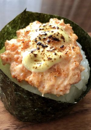 炙りマヨネーズの鮭フレークおにぎり-レシピのメイン写真