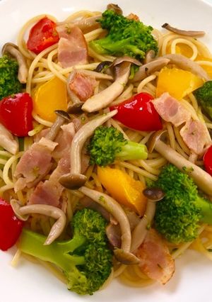 彩り野菜とベーコンのガリバタ醤油パスタ-レシピのメイン写真