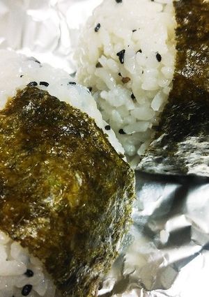 おにぎりシリーズ9 超簡単♡梅ごま塩結び-レシピのメイン写真