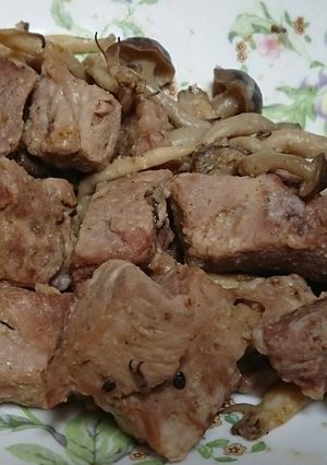 豚肩ロースとしめじの胡麻醤油炒め-レシピのメイン写真