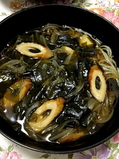 新玉ねぎとワカメと竹輪の温かいお蕎麦-レシピのメイン写真