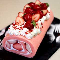 รูปของ ピンクの苺ロールケーキ
