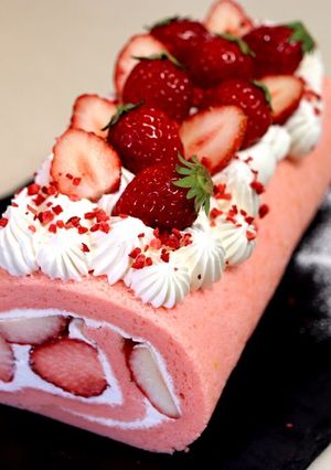ピンクの苺ロールケーキ-レシピのメイン写真