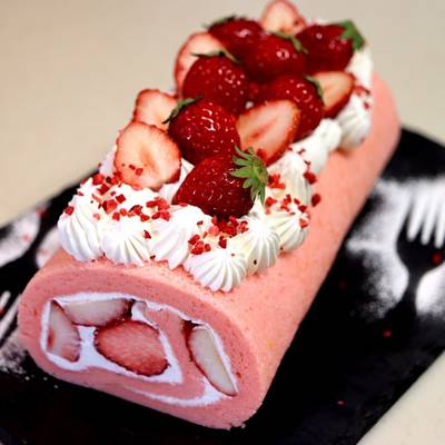 ピンクの苺ロールケーキ by mrmte 【クックパッド】 簡単おいしい 