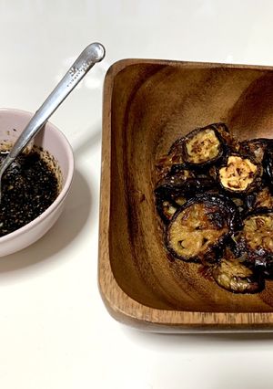 茄子のおかか炒め、黒胡麻だれがけ。-レシピのメイン写真