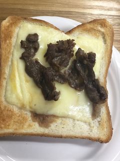 牛肉の甘辛煮をのせたチーズトースト-レシピのメイン写真