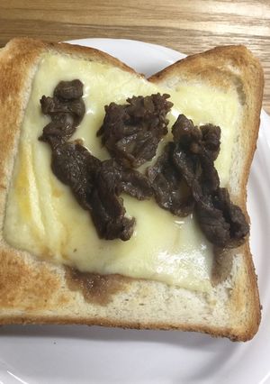 牛肉の甘辛煮をのせたチーズトースト-レシピのメイン写真
