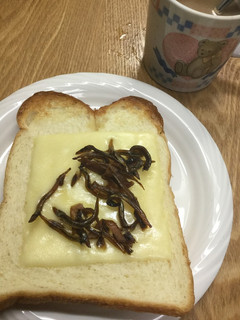 いかなごのくぎ煮をのせたチーズトースト-レシピのメイン写真