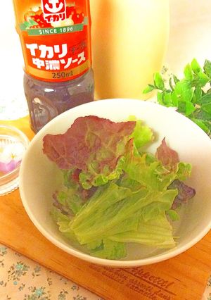 サラダにソースとマヨネーズ-レシピのメイン写真