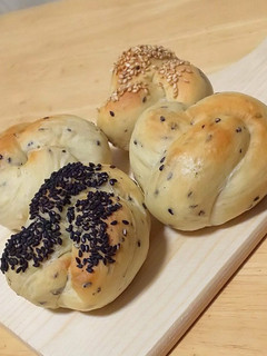 かわいい 結び 胡麻パン-レシピのメイン写真
