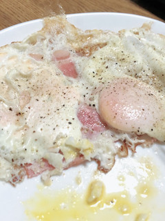ベーコンに卵を乗せただけ-レシピのメイン写真
