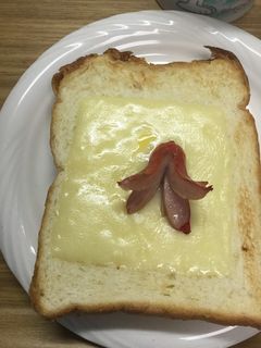 タコさんウインナーをのせたチーズトースト-レシピのメイン写真