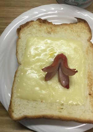 タコさんウインナーをのせたチーズトースト-レシピのメイン写真