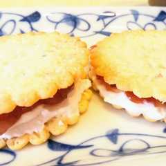 รูปของ 水切りヨーグルトのクッキーサンド