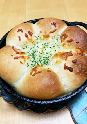 カフェ風＊スキレットちぎりパン-レシピのメイン写真