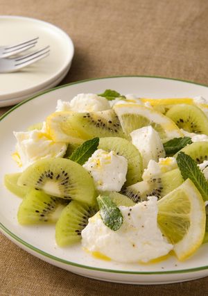 モッツァレラチーズとキウイのサラダ-レシピのメイン写真
