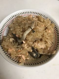 簡単☆炊飯器de鮭としめじの炊き込みご飯-レシピのメイン写真