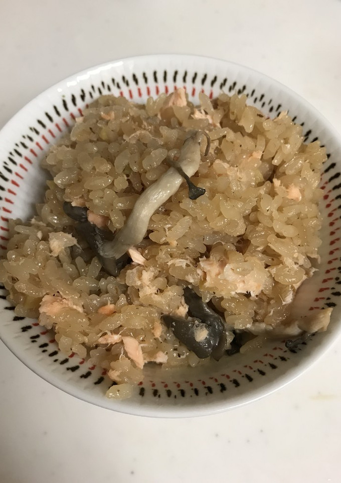 簡単☆炊飯器de鮭としめじの炊き込みご飯-レシピのメイン写真