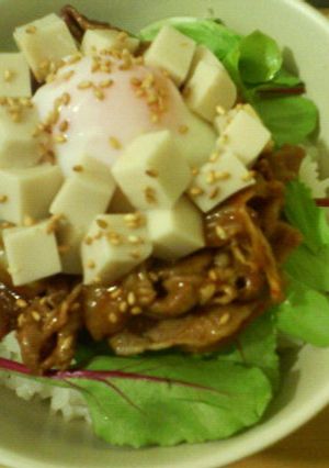 ランチに☆サイコロ胡麻豆腐&豚キムチ丼-レシピのメイン写真