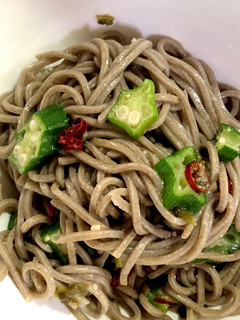 冷たい蕎麦でオクラのペペロンチーノ-レシピのメイン写真