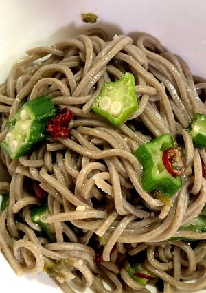 冷たい蕎麦でオクラのペペロンチーノ-レシピのメイン写真
