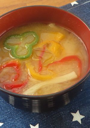 千切りジャガ芋とカラーピーマンのお味噌汁-レシピのメイン写真