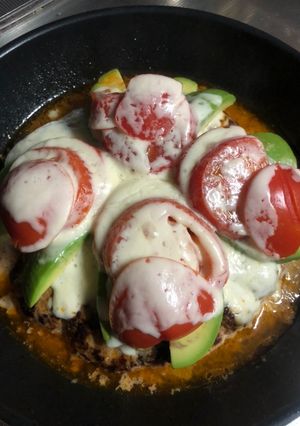 トマトとアボカド チーズハンバーグ-レシピのメイン写真