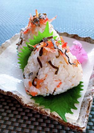 お弁当に★干し海老と塩昆布のおにぎり-レシピのメイン写真