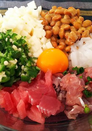 簡単絶品・青ジソドレで食べる海鮮バクダン-レシピのメイン写真