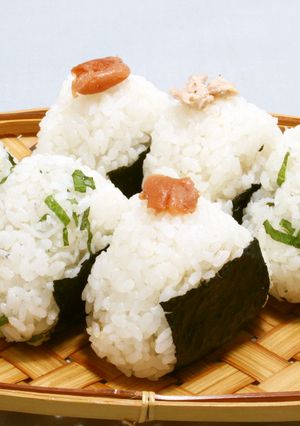 お弁当にピッタリ！白だしおにぎり-レシピのメイン写真
