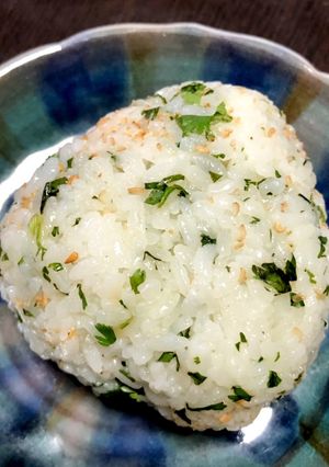 簡単☆塩レモンパクチーおにぎり-レシピのメイン写真
