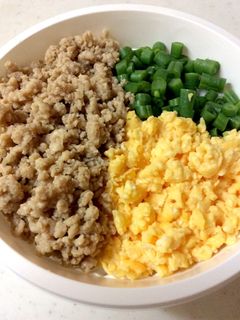 鶏そぼろ 玉子もそぼろの三色丼 弁当-レシピのメイン写真