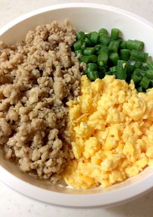 鶏そぼろ 玉子もそぼろの三色丼 弁当-レシピのメイン写真