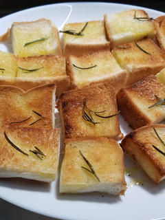 残った食パンで「フォッカッチャ風」♪-レシピのメイン写真