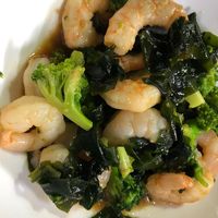 基本からアレンジまで！思わずつくりたくなる「ワカメ エビ サラダ」の