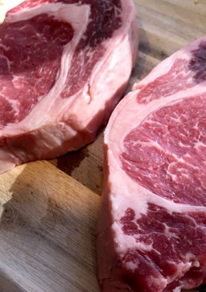 分厚いステーキを簡単に料理する方法-レシピのメイン写真