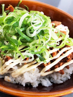 朝昼ご飯に♪はごろも煮缶で簡単ずぼら丼♡-レシピのメイン写真