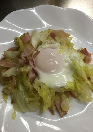 キャベツとベーコンの巣ごもり卵-レシピのメイン写真