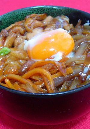 鶏肉とたまねぎのすき焼き丼☆温泉卵添え★-レシピのメイン写真