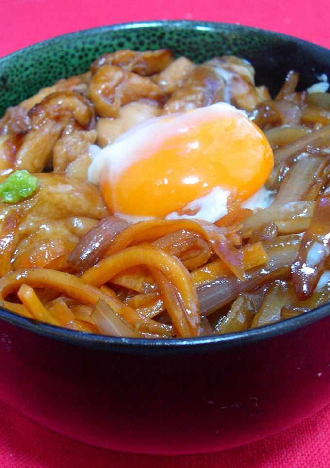 鶏肉とたまねぎのすき焼き丼☆温泉卵添え★-レシピのメイン写真