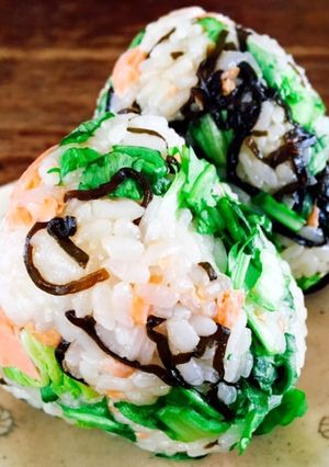 春菊と鮭と塩昆布のおにぎり♡♡-レシピのメイン写真