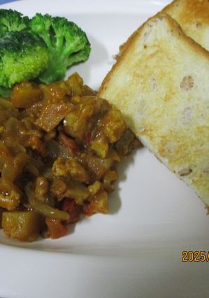 パンにつけて鶏ひき肉とじゃがいもカレー😋-レシピのメイン写真