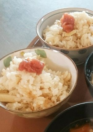 梅干添えて♪私の好きな筍ごはんの食べ方-レシピのメイン写真