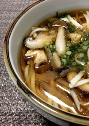 立ち喰いの味！きのこたっぷりピリ辛うどん-レシピのメイン写真