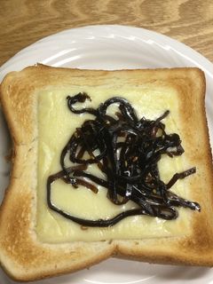 昆布の佃煮をのせたチーズトースト-レシピのメイン写真